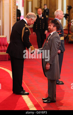 Basil Newby aus Poulton-Le-Fylde wird vom Prince of Wales während einer Investiturfeier im Buckingham Palace im Zentrum von London zum Mitglied des Order of the British Empire (MBE) gemacht. Stockfoto