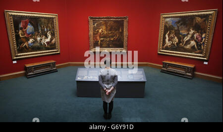 Patricia Convery, Mitarbeiterin der Scottish National Gallery, betrachtet drei Gemälde von Titian, Diana und Actaeon (links), The Death of Actaeon (Mitte) und Diana und Callisto, die Teil der Ausstellung Tizian and the Golden Age of Venetian Art in der Scottish National Gallery in Edinburgh sind. Stockfoto