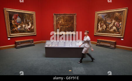 Patricia Convery, Mitarbeiterin der Scottish National Gallery, geht an drei Gemälden von Tizian, Diana und Actaeon (links), dem Tod von Actaeon (Mitte) und Diana und Callisto vorbei, die Teil der Ausstellung Tizian and the Golden Age of Venetian Art in der Scottish National Gallery in Edinburgh sind. Stockfoto