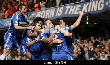 Fußball - UEFA Champions League - 16. Runde - zweite Etappe - Chelsea gegen Galatasaray - Stamford Bridge. Chelsea's Gary Cahill feiert das zweite Tor des Spiels mit seinen Teamkollegen Stockfoto