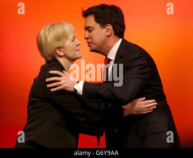 Der Labour-Vorsitzende Ed Miliband begrüßt den schottischen Labour-Vorsitzenden Johann Lamont vor seiner Rede auf der Konferenz der Scottish Labour Party in der Perth Concert Hall in Perth. Stockfoto