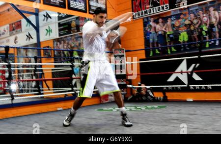 Boxen - Amir Khan Media Workout - Handschuhe Community Center. Amir Khan während des Media-Trainings im Gloves Community Center, Bolton. Stockfoto