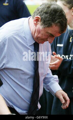 Tottenham Hotspur Caretaker Manager David Pleat zeigt seine Dejection nach 1.0 Niederlage gegen Aston Villa, aber sein Team wird in der FA Premiership nächste Saison nach Leeds United Niederlage in Bolton spielen, während der Barclaycard Premiership Spiel in Villa Park, Birmingham. Stockfoto