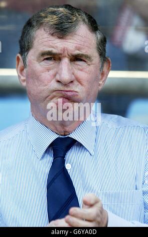 Tottenham Hotspur Caretaker Manager David Pleat vor seiner Mannschaft 1.0 Niederlage gegen Aston Villa, aber Spurs wird in FA Premiership nächste Saison spielen nach Leeds United Niederlage in Bolton, während der Barclaycard Premiership Spiel in Villa Park, Birmingham. Stockfoto