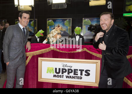 (Von links nach rechts) Ty Burrell, Kermit The Frog, Miss Piggy, Constantine und Ricky Gervais bei der Promi-Vorführung von Muppets Most Wanted auf dem Curzon Mayfair im Zentrum von London. Stockfoto