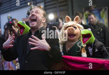 (Von links nach rechts) Kermit the Frog, Ricky Gervais, Miss Piggy und Constantine bei der Promi-Vorführung von Muppets Most Wanted auf dem Curzon Mayfair im Zentrum von London. Stockfoto