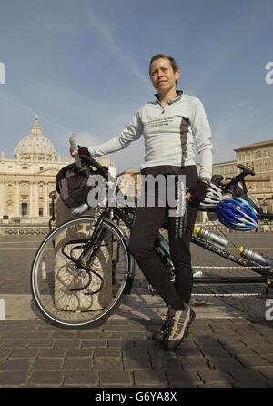 Jane Tomlinson beginnt die Radtour von Rom nach Leeds Stockfoto