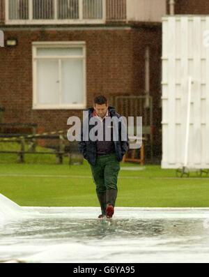 Ein Groundsmen inspiziert das wasserprotokollierte Spielfeld für das Eröffnungs-Tour-Spiel zwischen Neuseeland und britischen Universitäten am Fenners Cricket Ground, Cambridge. Neuseeland wird in diesem Sommer in einer 3-Match-Testserie gegen England spielen. Stockfoto