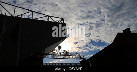 Eine allgemeine Ansicht der Shankley Gates vor dem Anfield Stadium, dem Heimstadion des FC Liverpool. Am Montag, den 31. März 2014, sollen neue Erkundungen über die 96 Opfer der Hillsborough-Katastrophe beginnen. DRÜCKEN SIE VERBANDSFOTO. Bilddatum: Mittwoch, 26. März 2014. Siehe PA Geschichte FUSSBALL Liverpool. Bildnachweis sollte lauten: Peter Byrne/PA Wire. Stockfoto