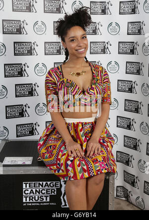 Lianne La Havas backstage während der Teenage Cancer Trust Serie von Charity-Gigs in der Royal Albert Hall in London. DRÜCKEN SIE VERBANDSFOTO. Bilddatum: Mittwoch, 26. März 2014. Das Foto sollte lauten: Yui Mok/PA Wire Stockfoto