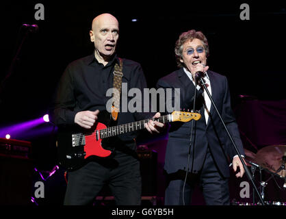 Roger Daltrey (rechts) und Wilko Johnson treten auf der Bühne während der Teenage Cancer Trust Serie von Charity-Gigs in der Royal Albert Hall in London auf. Stockfoto