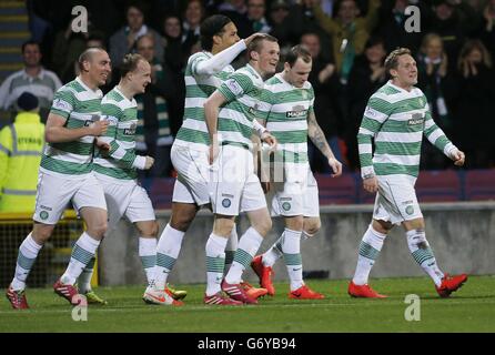 Celtic's Liam Henderson (Mitte) feiert sein Tor mit Teamkollegen während des Spiels der Scottish Premier League im Firhill Stadium, Glasgow. Stockfoto