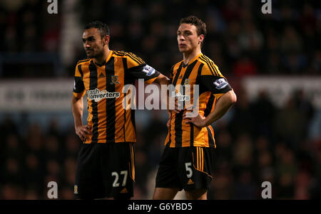 James Chester von Hull City wird vom Teamkollegen Hull City, Ahmed Elmohamady (links), kurz nach seinem eigenen Tor, ermutigt Stockfoto