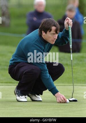 Forest of Arden Pro-am-Turnier. Jockey Kieren Fallon während des Pro-am im Forest of Arden, vor dem Daily Telegraph Damovo British Masters. Stockfoto