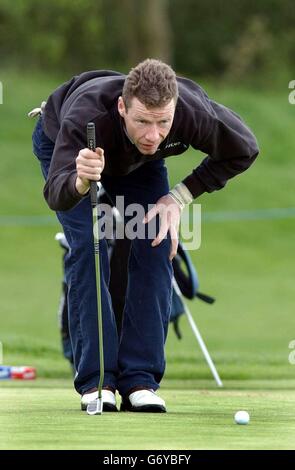 Jockey Mick Fitzgerald während des Pro-am im Forest of Arden, vor dem Daily Telegraph Damovo British Masters. Stockfoto