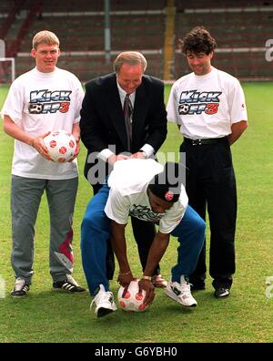 ASTON VILLA'S MANAGER RON ATKINSON SCHERZT MIT STÜRMER DALIAN ATKINSON WÄHREND DER FOTOZELLE VOR DEM COCA COLA CUP-FINALE GEGEN MANCHESTER UNITED IN WEMBLEY. GRAHAM FENTON [HINTEN LINKS], DEAN SAUNDERS [ZURÜCK R] . Stockfoto