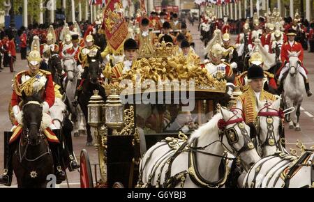 Die Königin und der Herzog von Edinburgh kommen mit Polens Präsident Aleksander Kwasniewski während seines dreitägigen Staatsbesuchs am Buckingham Palace an, nur vier Tage nach dem Beitritt Polens zur Europäischen Union. Der Präsident, ein ehemaliger Kommunist, der einst hinter der Bar eines Londoner Pubs arbeitete und ein leidenschaftlicher Arsenal-Fan ist, wurde mit der Household Cavalry und dem 1. Bataillon Grenadier Guards, die die Prunk gaben, feierlich begrüßt. Stockfoto