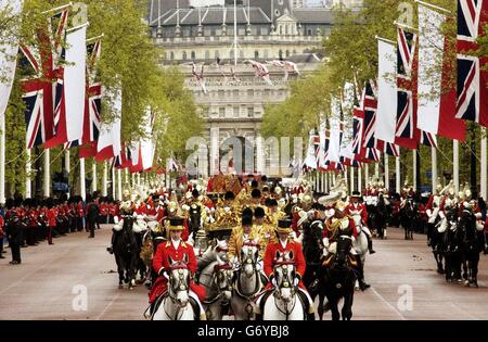 Die königliche Kutsche mit dem polnischen Präsidenten Aleksander Kwasniewski macht sich bei seinem dreitägigen Staatsbesuch, nur vier Tage nach dem Beitritt Polens zur Europäischen Union, auf den Weg durch die Mall in Richtung Buckingham Palace. Der Präsident, ein ehemaliger Kommunist, der einst hinter der Bar eines Londoner Pubs arbeitete und ein leidenschaftlicher Arsenal-Fan ist, wurde mit der Household Cavalry und dem 1. Bataillon Grenadier Guards, die die Prunk gaben, feierlich begrüßt. Stockfoto