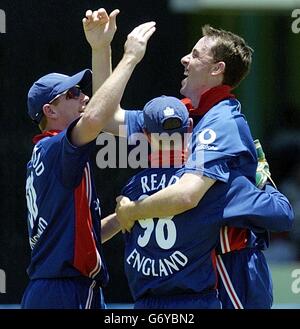 Der englische Rickki Clarke (rechts) feiert mit dem Wicket-Keeper Chris Read und Paul Collingwood (links), nachdem er den westindischen Kapitän Brian Lara während des 7. One Day International im Kensington Oval, Bridgetown, Barbados, für 8 Läufe entlässt hatte. Stockfoto