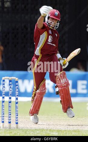 Der westindische Schlagmann Ramnaresh Sarwan feiert sein Jahrhundert während des 7. One Day International im Kensington Oval, Bridgetown, Barbados. Stockfoto