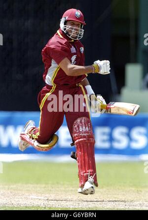 Der westindische Schlagmann Ramnaresh Sarwan feiert sein Jahrhundert während des 7. One Day International im Kensington Oval, Bridgetown, Barbados. Stockfoto