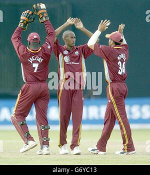 Westindischer Flechtmeister Ridley Jacobs, (links) Ian Bradshaw und Ricardo Powell feiern die Entlassung des englischen Schlagmanns Rikki Clarke für 9 Läufe während des 7. One Day International im Kensington Oval, Bridgetown, Barbados. Stockfoto