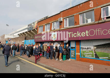 Vor dem Kartenschalter des Fußballclubs Burnley stehen die Fans vor dem Sky Bet Championship-Spiel in Turf Moor, Burnley. Stockfoto