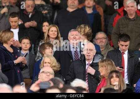 Fußball - Barclays Premier League - Manchester United / Aston Villa - Old Trafford. Der ehemalige Manager von Manchester United, Sir Alex Ferguson, nimmt seinen Platz auf der Tribüne ein Stockfoto