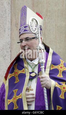 Erzbischof Philip Tartaglia vor einem Gottesdienst in der St. Andrew's Cathedral in Glasgow, Schottland, für die zehn Menschen, die beim Hubschrauberabsturz in Clutha ums Leben kamen. Stockfoto