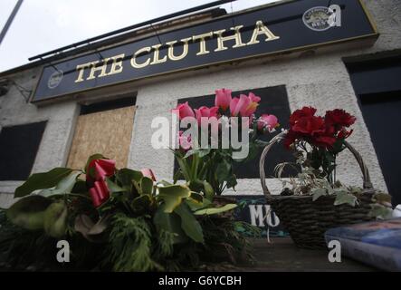 Blumen werden in der Clutha Bar in Glasgow, Schottland, gelegt, vier Monate nachdem 10 Menschen nach einem Hubschrauberunfall ums Leben kamen. Stockfoto