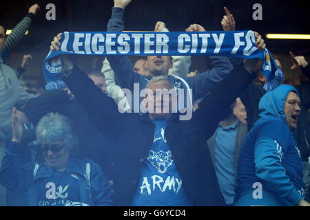 Die Stadtfans von Leicester feiern im Smoke Filled Stand während des Sky Bet Championship-Spiels im Turf Moor, Burnley. DRÜCKEN Sie VERBANDSFOTO. Bilddatum: Samstag, 29. März 2014. Siehe PA Story SOCCER Burnley. Bildnachweis sollte lauten: Richard Sellers/PA Wire. . . Stockfoto