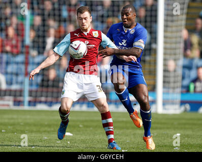 Fußball - Sky Bet Championship - Burnley / Leicester City - Turf Moor. Ashley Barnes von Burnley und Wes Morgan von Leicester City fordern beim Sky Bet Championship-Spiel in Turf Moor, Burnley, heraus. Stockfoto