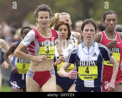 Irlands Sonia O'Sullivan (L) auf dem Weg zum zweiten Platz beim 5-km-Rennen der Frauen in Balmoral, mit Kanadas Emilie Mondor (Mitte) und der späteren Siegerin, Äthiopiens Berhane Adere (R). Stockfoto