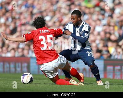 Fußball - Barclays Premier League - West Bromwich Albion / Cardiff City - The Hawthorns. Fabio Da Silva von Cardiff City und Stephane Sessegnon von West Bromwich Albion (rechts) kämpfen um den Ball Stockfoto