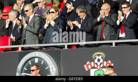 Mitglieder des Verwaltungsrats von Southampton (von links nach rechts), Ralph Krueger (Vorsitzender), Katharina Liebherr (Eigentümer), Hans Hofstetter (Anwalt), die nächste Person, die nicht identifiziert wurde, und Gareth Rogers (Chief Executive Officer) applaudieren ihrem Team nach dem Sieg 4-0 über Newcastle United in der Barclays Premier League in St. Mary's, Southampton. Stockfoto