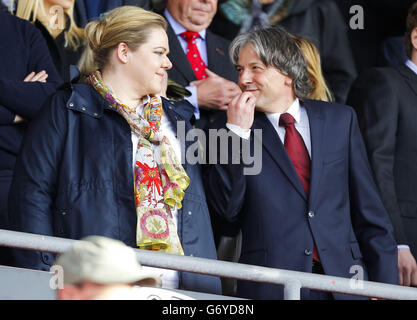 Katharina Liebherr, Inhaberin des Southampton Football Club mit Hans Hofstetter, einem Anwalt, auf der Tribüne während des Spiels der Barclays Premier League in St. Mary's, Southampton. DRÜCKEN SIE VERBANDSFOTO. Bilddatum: Samstag, 29. März 2014. Siehe PA Story SOCCER Southampton. Bildnachweis sollte lauten: Chris Ison/PA Wire. Maximal 45 Bilder während eines Matches. Keine Videoemulation oder Promotion als „live“. Keine Verwendung in Spielen, Wettbewerben, Werbeartikeln, Wetten oder Einzelclub-/Spielerdiensten. Keine Verwendung mit inoffiziellen Audio-, Video-, Daten-, Spiele- oder Club/League-Logos. Stockfoto