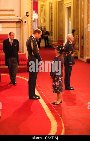 Frau Jane Whetnall aus Crewe wird vom Herzog von Cambridge im Buckingham Palace zur MBE (Mitglied des Order of the British Empire) gemacht. DRÜCKEN SIE VERBANDSFOTO. Bilddatum: Dienstag, 18. März 2014. Bildnachweis sollte lauten: Anthony Devlin/PA Wire ... ROYAL Investitures ... 18-03-2014 ... London ... GROSSBRITANNIEN ... Bildnachweis sollte lauten: Anthony Devlin/PA Archive. Eindeutige Referenz-Nr. 19328159 ... Stockfoto