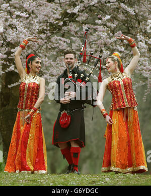 Dougie McCance von den Red Hot Chili Pipers zusammen mit der Bollywood-Tänzerin Pooja Berman (links) und Christina Banks beim Start von Glasgow Mela, Schottlands größtem Multi- beim Start von Glasgow Mela, Schottlands größtes multikulturelles Festival findet vom 7. Bis 8. Juni zum 24. Mal in Folge im Kelvingrove Park in der Stadt statt. Stockfoto