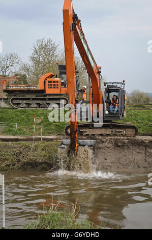 Frühlingswetter 31. März. Die Baggerarbeiten beginnen am Fluss Parrett, in der Nähe von Burrowbridge in Somerset, wo das Gebiet unter Überschwemmungen litt. Stockfoto