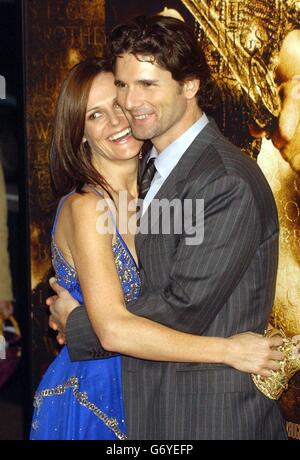 Darsteller Eric Bana, der Hector spielt, mit Rebecca Gleeson, als sie zur Premiere seines neuesten Films Troy kommen, im Ziegfield Theater in New York City, USA. Stockfoto