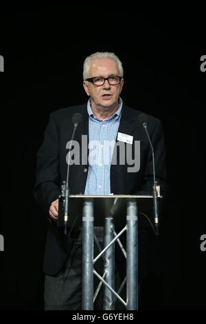 Tour of Britain Race Director Mick Bennett stellt die Route der Tour of Britain während des Tour of Britain National Launch 2014 in East Wintergarden, London, vor. Stockfoto