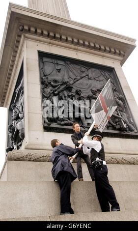 Mitglieder von PETA-Leuten für den ethischen Umgang mit Tieren, zanken mit der Polizei auf dem Londoner Trafalger Square, wo sie versuchten, ihre Ausstellung "Holocaust on your Plate" zu enthüllen, die die Art und Weise vergleicht, wie Juden in Nazi-Deutschland behandelt wurden, mit der Art und Weise, wie Tiere in unserem aktuellen Klima behandelt werden. Die Ausstellung wurde von der City of Westminster und der Greater London Authority verboten. Stockfoto