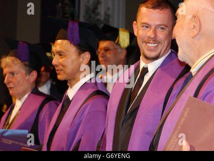 (Links-rechts) Künstlerin Maggie Hambling, Schuhdesigner Jimmy Choo, Modedesigner Alexander McQueen und Bildhauer Anthony Caro während der Eröffnungsfeier der University of the Arts in der Banqueting Hall, Whitehall, im Zentrum von London. Alle fünf Alumni wurden zu Ehrenfellows der neuen Universität, an der fünf Kunst- und Designhochschulen zusammenkommen, gemacht. Stockfoto