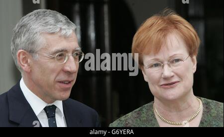 Der britische Außenminister Jack Straw (L) begrüßt Finnlands Präsidentin Tarja Halonen (R) in London. Stockfoto