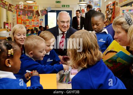 Sir Michael Wilshaw, Ofsted Chief Inspector, während seines Besuchs in der Windrush Nursery in Woolwich, im Südosten Londons, bevor der Ofsted Early Years Annual Report veröffentlicht wurde. Stockfoto