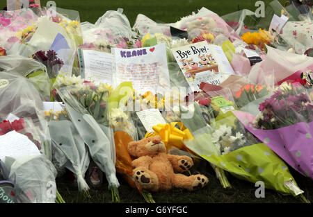 Blumen-Tribute und Karten für den zwölfjährigen Schüler Keane Wallis-Bennett, der an der Liberton High School in Edinburgh starb, als eine Wand in einem Umkleideraum einstürzte. Stockfoto