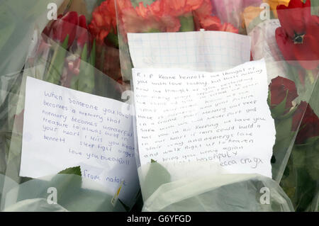 Blumen-Tribute und Karten für den zwölfjährigen Schüler Keane Wallis-Bennett, der an der Liberton High School in Edinburgh starb, als eine Wand in einem Umkleideraum einstürzte. Stockfoto