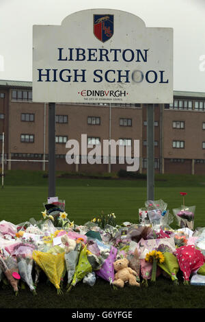 Blumen-Tribute und Karten für den zwölfjährigen Schüler Keane Wallis-Bennett, der an der Liberton High School in Edinburgh starb, als eine Wand in einem Umkleideraum einstürzte. Stockfoto