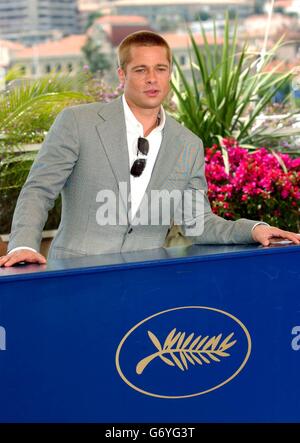 Schauspieler Brad Pitt posiert für Fotografen während einer Fotoschau, um seinen neuen Film "Troy" auf der Dachterrasse des Palais de Festival während der 57. Filmfestspiele von Cannes in Frankreich zu promoten. Stockfoto