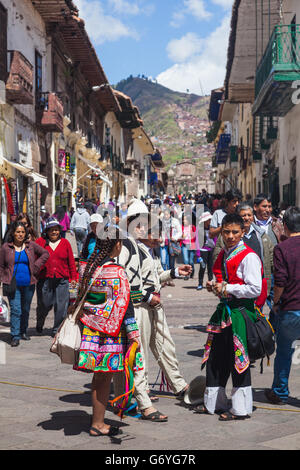 Junge Männer und Frauen in traditioneller Tracht auf Calle Marquez in Cusco, Peru Stockfoto